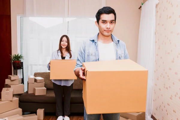 Casal Jovem Com Caixa Papelão Casa Business Online Conceito Entrega — Fotografia de Stock