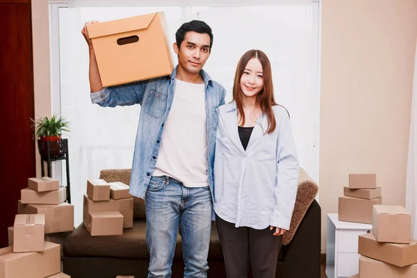 Pareja Joven Con Caja Cartón Casa Negocios Línea Concepto Entrega — Foto de Stock