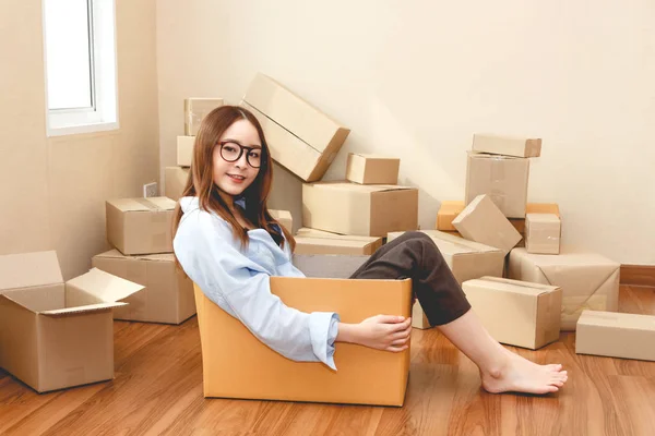 Jeune Femme Assise Dans Une Boîte Carton Maison — Photo