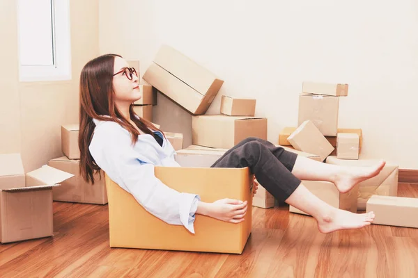 Mujer Joven Sentada Una Caja Cartón Casa — Foto de Stock
