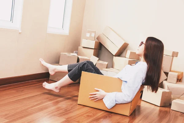 Jeune Femme Assise Dans Une Boîte Carton Maison — Photo