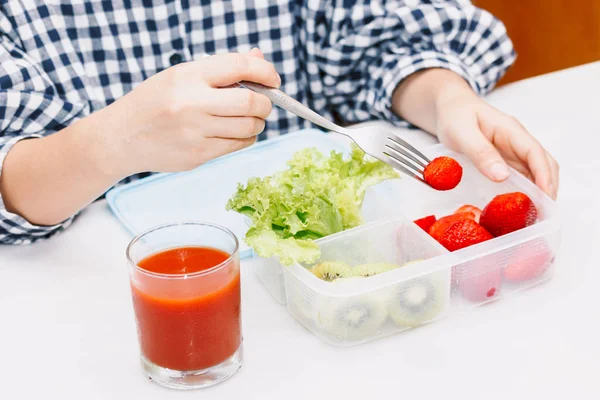 Mujer Comiendo Frutas Verduras Cocina Concepto Estilo Vida Saludable — Foto de Stock