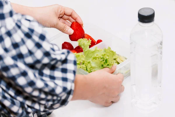 Madre Haciendo Una Caja Almuerzo Escolar Saludable Para Sus Hijos — Foto de Stock