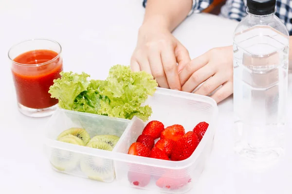 Wanita Makan Buah Buahan Dan Sayuran Kitchen Sehat Konsep Gaya — Stok Foto