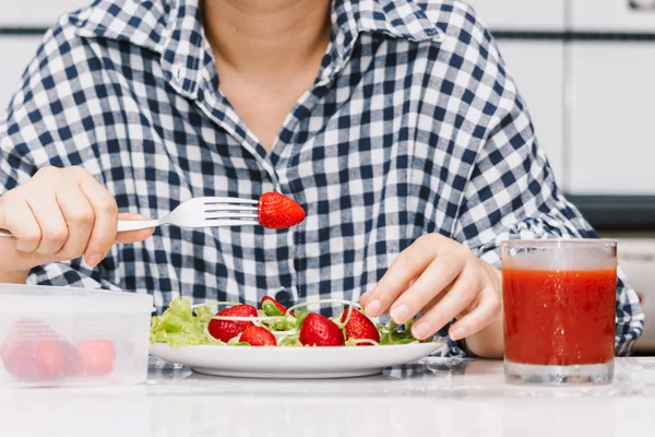 Kitchen Healthy ライフ スタイル コンセプトで果物や野菜を食べる女 — ストック写真
