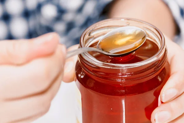 Wanita Tangan Memegang Botol Kaca Madu — Stok Foto