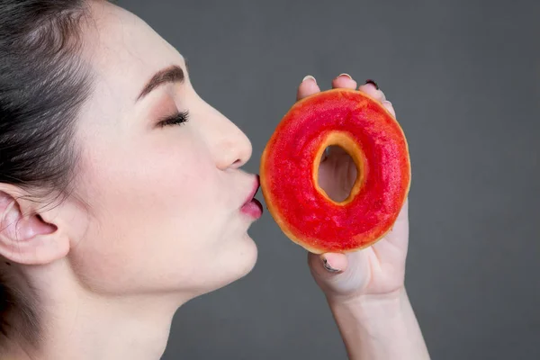 Woman Holding Donut Gray Background — Stock Photo, Image