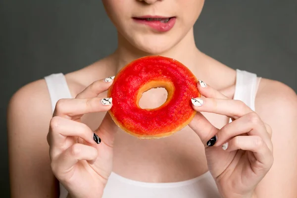 배경에 칼로리 도넛을 들고입니다 — 스톡 사진