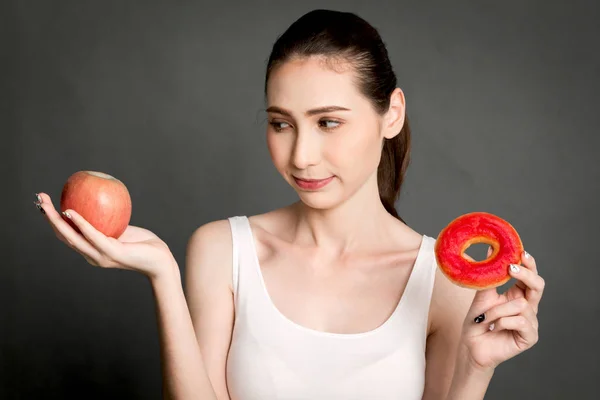 Mulher Segurando Fazendo Escolha Entre Maçã Vermelha Donut Bomba Calórica — Fotografia de Stock