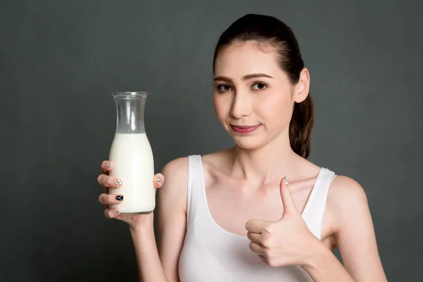 Kobieta Trzyma Szklankę Świeżego Milk Healthy Lifestyle Concept — Zdjęcie stockowe