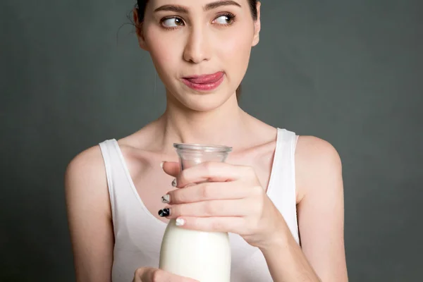 Kvinna Med Glas Färska Milk Healthy Livsstilskoncept — Stockfoto