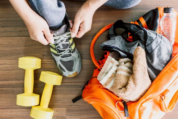 Homem Amarrando Seus Cadarços Com Saco Equipamento Fitness — Fotografia de Stock