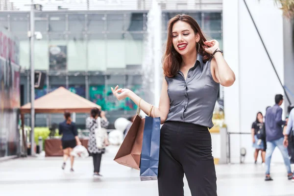 Mulher Segurando Saco Compras Andando Rua — Fotografia de Stock