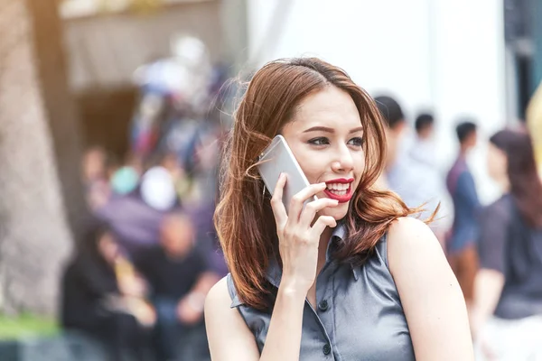 Sokakta smartphone kullanan genç kadın portresi