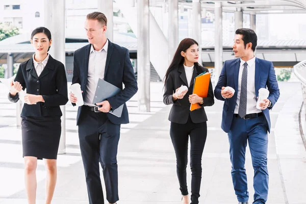 Gruppe Von Geschäftsteams Auf Der Straße — Stockfoto