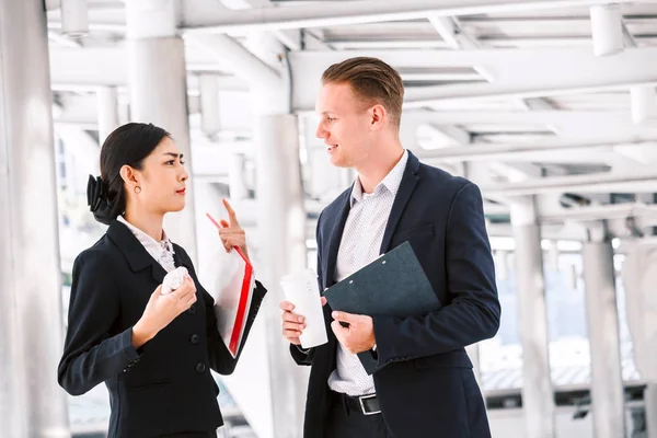 Imagem Dois Parceiros Negócios Conversando Trabalhando Juntos — Fotografia de Stock