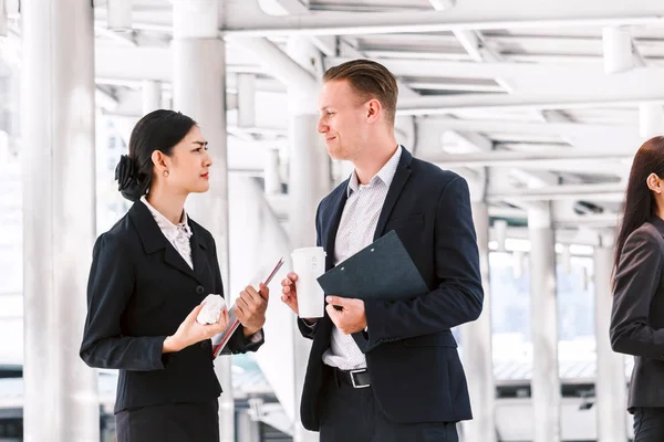 Bild Zwei Geschäftspartner Die Miteinander Reden Und Zusammenarbeiten — Stockfoto