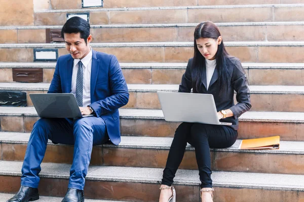 Mujer Negocios Hombre Negocios Sentado Las Escaleras Uso Ordenador Portátil — Foto de Stock