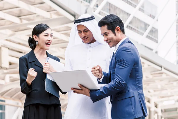 Konuşma ve çalışma grubu iş ortakları. İş kavramı