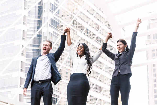 Grupp Affärsmän Rad Höll Händer — Stockfoto