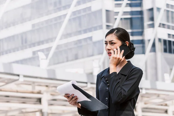 用智能手机刻画女商人的形象 — 图库照片