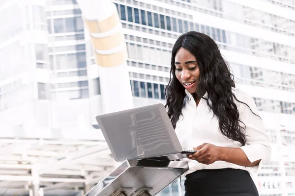 Dizüstü bilgisayarda çalışan Afrikalı Kadın