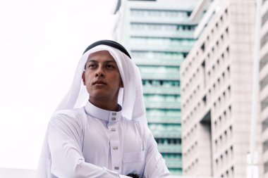 Arap işadamı ofis binası arka plan ayakta