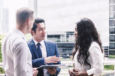 Konuşma ve çalışma grubu iş ortakları. İş kavramı