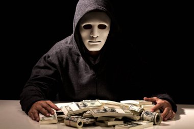 Hacker bir kaputa koyu arka plan'ı