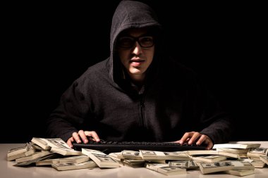 Koyu arka plan üzerinde bilgisayar ile bilgilerini çalmak başlıklı hacker