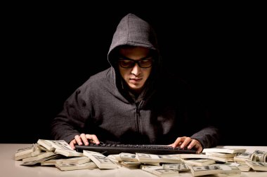 Koyu arka plan üzerinde bilgisayar ile bilgilerini çalmak başlıklı hacker