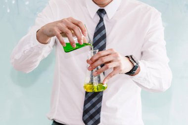 Laboratuvar bilim adamı çözüm cam ekipman karıştırma