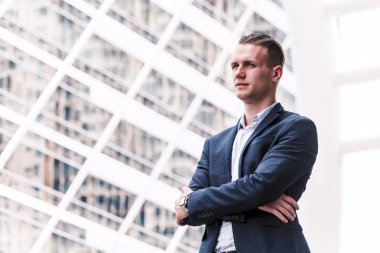 Mavi takım açık havada duran yakışıklı adam portresi