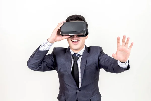 Joven Disfrutar Con Gafas Realidad Virtual Sobre Fondo Blanco — Foto de Stock