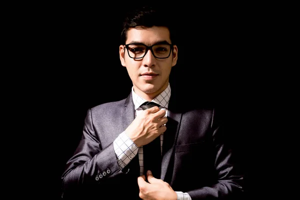 Portrét Mladého Podnikatele Tmavém Pozadí — Stock fotografie
