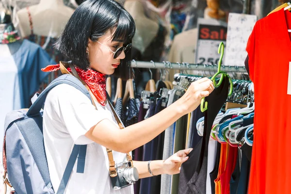 Mujer Asiática Turista Compras Viajes Caminando Mercado Callejero — Foto de Stock