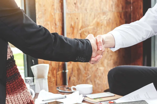 Händedruck Von Geschäftspartnern — Stockfoto