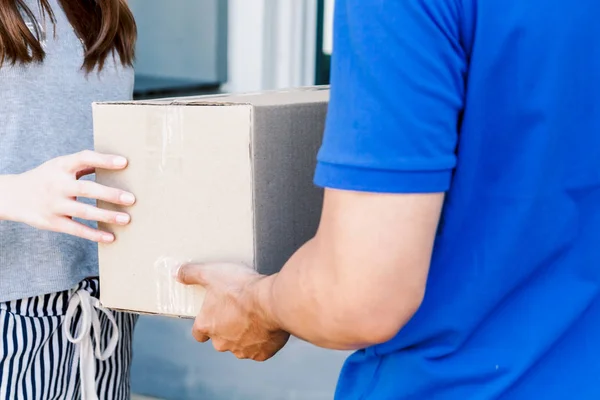 Frau Nimmt Paketkasten Vom Zusteller Entgegen — Stockfoto