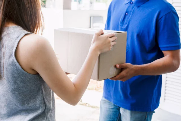 Vrouw Aanvaarding Van Een Levering Dozen Van Levering Man — Stockfoto