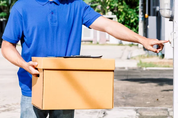 Uomo Consegna Con Scatola Cartone Vicino Alla Casa Del Cliente — Foto Stock