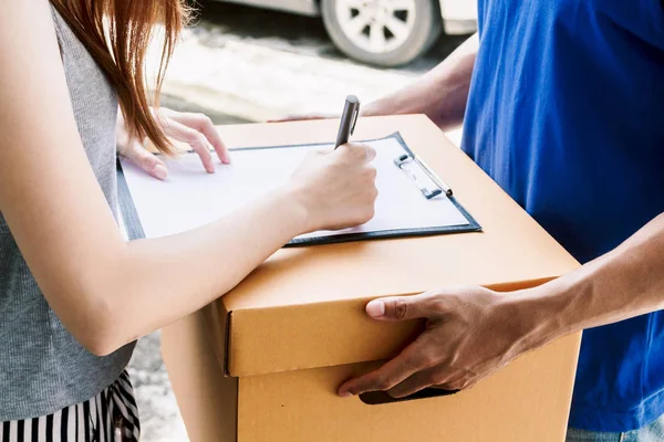 Mulher Colocando Assinatura Área Transferência Caixa Papelão Com Homem Entrega — Fotografia de Stock