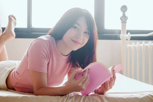 Woman Reading Book Bed Morning — Stock Photo, Image