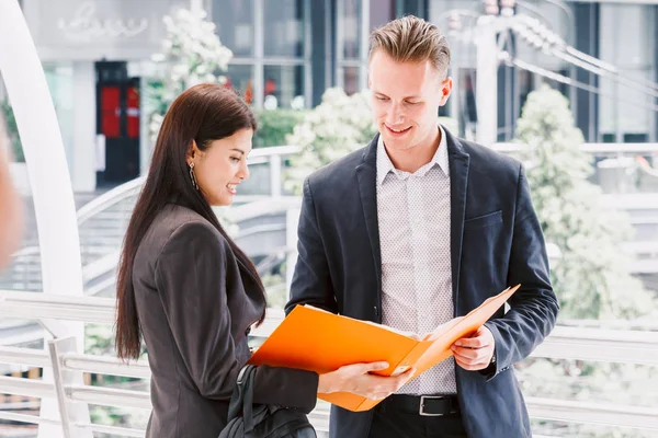 Söz ve birlikte çalışan iki iş ortakları görüntü