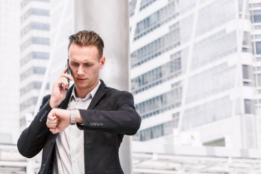 Yakışıklı işadamı onun smartphone kullanarak
