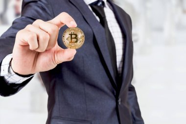 Bir bitcoin tutan işadamı 