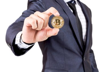 Beyaz arka plan üzerinde izole bitcoin tutan işadamı