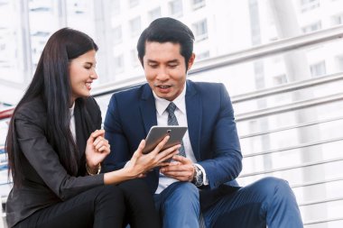 İki iş adamları tablet kullanma