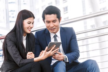 İki iş adamları tablet kullanma