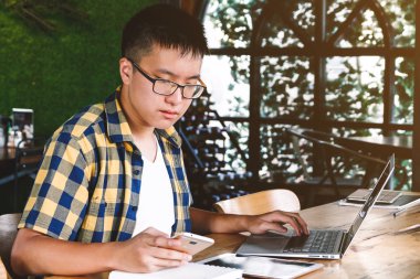 Okul çocukları ile bilgisayar ödev