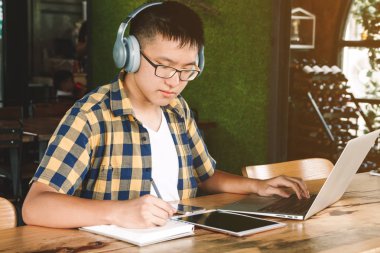 Okul çocukları ile bilgisayar ödev